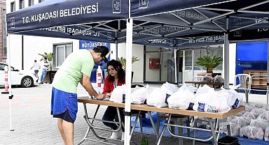 Beslenme çantalarını bu yıl da Kuşadası Belediyesi doldurdu