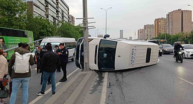 Beylikdüzü E-5'te işçi servisi devrildi: 13 yaralı