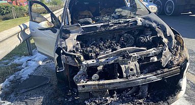 Beylikdüzü'nde seyir halindeki araç alev alev yandı