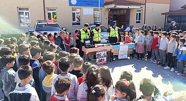 Beyşehir'de jandarmadan öğrenciler ve mahalle sakinlerine trafik eğitim seminerleri