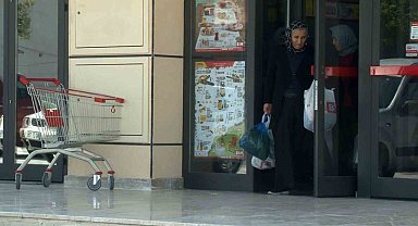 BİM şubesinde 'skandal' görüntü: Tavukları binek araçlarla taşıdılar