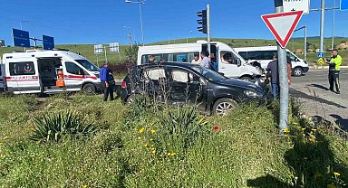 Bingöl'de otomobil ile minibüs çarpıştı: 9 yaralı