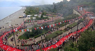 Binlerce kişi 400 metrelik Türk bayrağı eşliğinde yürüdü