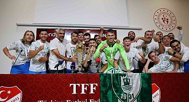 Bodrum FK'lı futbolcular basın toplantısını bastı