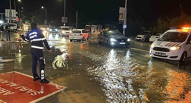 Bodrum'da ana isale hattı patladı, yollar göle döndü