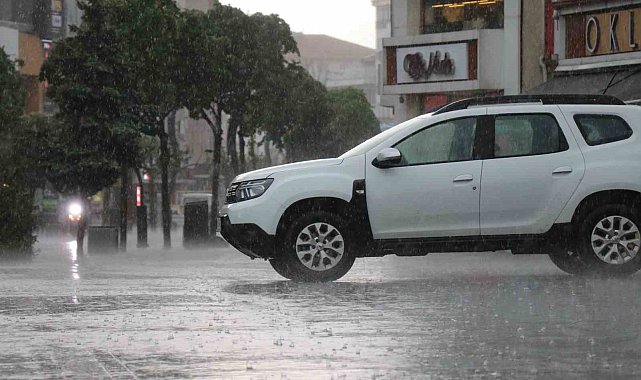 Bolu'da aniden bastıran sağanak hayatı olumsuz etkiledi
