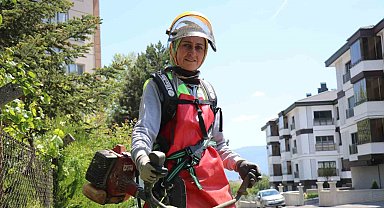 Bolu'nun sokaklarında anne eli: Ekmeğini şehrin sokaklarını temizleyerek kazanıyor