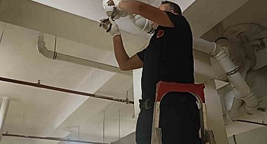 Boruya sıkışan yavru kedi itfaiye ekipleri tarafından kurtarıldı