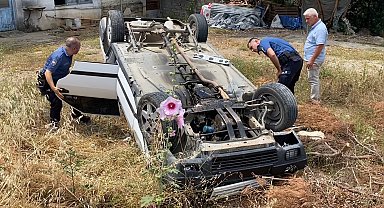 Boş araziye devrilip ters dönen otomobilde yaralı aradılar