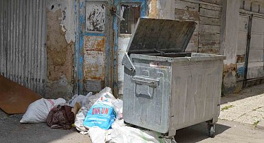 Boş çöp konteyner yerine yanına bırakılan atıklar