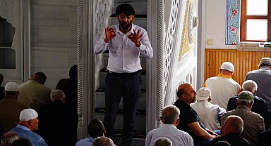 Bu camide işitme engelli bireylere cuma hutbesi işaret diliyle anlatılıyor
