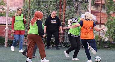 Bu kez anneler sahada kızları kenardaydı