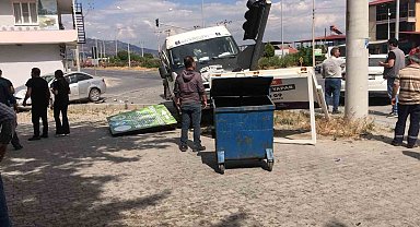 Buharkent'te minibüs durağa daldı