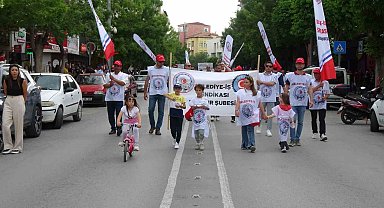 Burdur'da 1 Mayıs Emek ve Dayanışma Günü yürüyüş ve halaylarla kutlandı