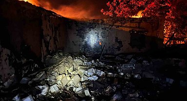 Burdur'da çıkan yangında ev, samanlık ve ahır kullanılamaz hale geldi