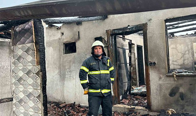 Burdur'da çıkan yangında ev ve otomobil kullanılamaz hale geldi