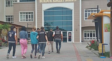 Burdur'da durdurulan araçta uyuşturucu çıktı, 4 şüpheli tutuklandı
