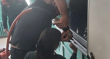 Burdur'da eli akıllı tahtaya sıkışan öğrenci AFAD ekiplerince kurtarıldı