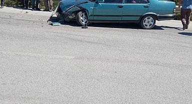 Burdur'da kavşakta iki otomobil çarpıştı: 1 yaralı
