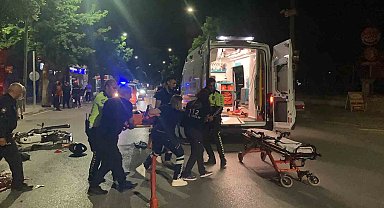 Burdur'da park halindeki otomobile çarpan motosikletli genç ağır yaralandı