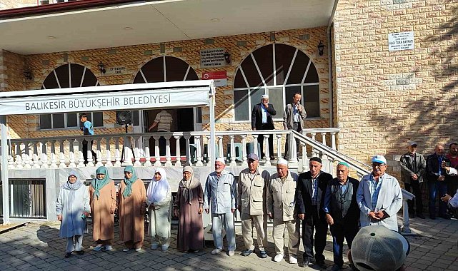 Burhaniye'de hacılara coşkulu uğurlama
