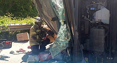 Bursa'da devrilen tırın sürücüsü hayatını kaybetti