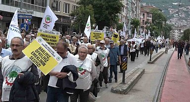 Bursa'da emekliler yürüyüş düzenledi
