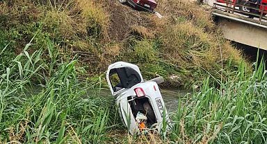 Bursa'da iki otomobil çarpıştı, biri dereye uçtu: 5'i ağır 8 yaralı