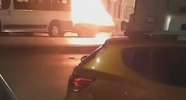Bursa'da otomobil alev topuna döndü, alevler servis aracına sıçradı