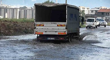 Bursa'da sağanak yağış hayatı felç etti