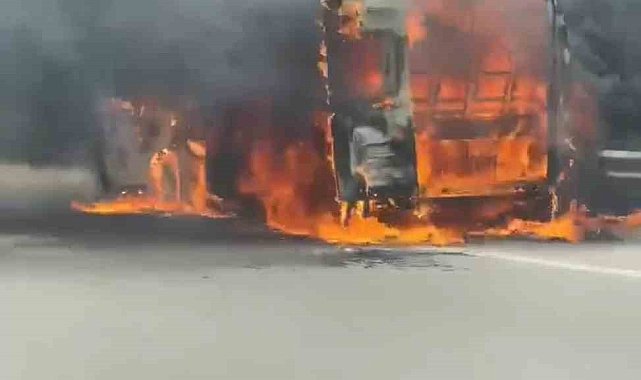Bursa'da servis minibüsü alev alev yandı