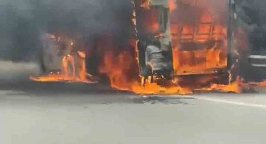 Bursa'da servis minibüsü alev alev yandı