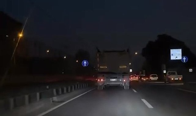 Bursa'da tır makas attı, otomobillere yol vermedi