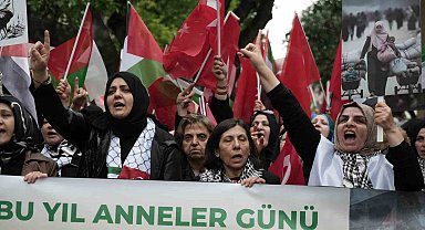 Bursa'da yüzlerce kişi Filistinli anneler için yürüdü