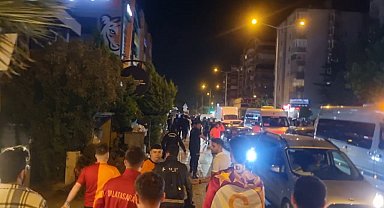 Bursasporlular Galatasaray taraftarlarının üzerine yürüyerek slogan attı