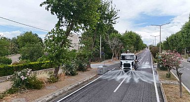 Büyükşehir Belediyesi Kuşadası'ndaki temizlik çalışmalarını sürdürüyor