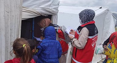 Çadır kentlerde yaşayan mevsimlik işçilere rehberlik yapıldı