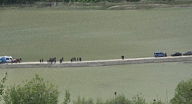 Çakıl ocağında baraja devrilen kamyonun sürücüsü hayatını kaybetti