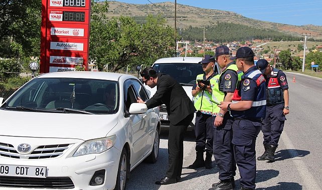 Çal Kaymakamı Baz sürücülere trafik kurallarını hatırlattı