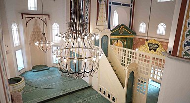 Cam döşemesinin altında sergilenen eserlerle adeta müze olan Atik Mustafa Paşa Camii ibadete açılıyor