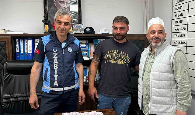 Cami imamı yolda bulduğu 8 bin lirayı sahibine teslim etti