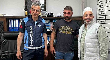 Cami imamı yolda bulduğu 8 bin lirayı sahibine teslim etti
