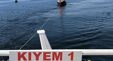 Çanakkale Boğazı'nda sürüklenen içinde 2 kişinin bulunduğu tekne kurtarıldı