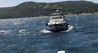 Çanakkale Boğazı'nda sürüklenen içinde 4 kişinin bulunduğu tekne kurtarıldı