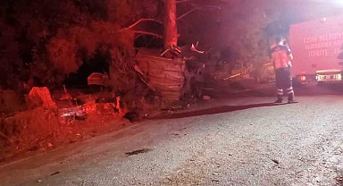 Çanakkale'de otomobil ağaca çarptı, 2 kişi hayatını kaybetti