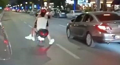 Canlarını hiçe saydılar, otomobilin altında kalmaktan son anda kurtuldular