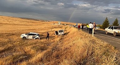 Çarpışan 2 araç şarampole devrildi: 3 yaralı