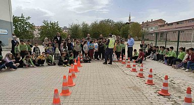 Çavdarhisar'da jandarmadan öğrencilere trafik eğitimi