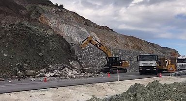 Çekerek'te karayolu kenarındaki istinat duvar çöktü