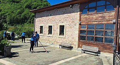 Cezalarını camileri ve mezarlıkları temizleyerek çekiyorlar